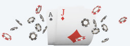 Cartas de blackjack con fichas.